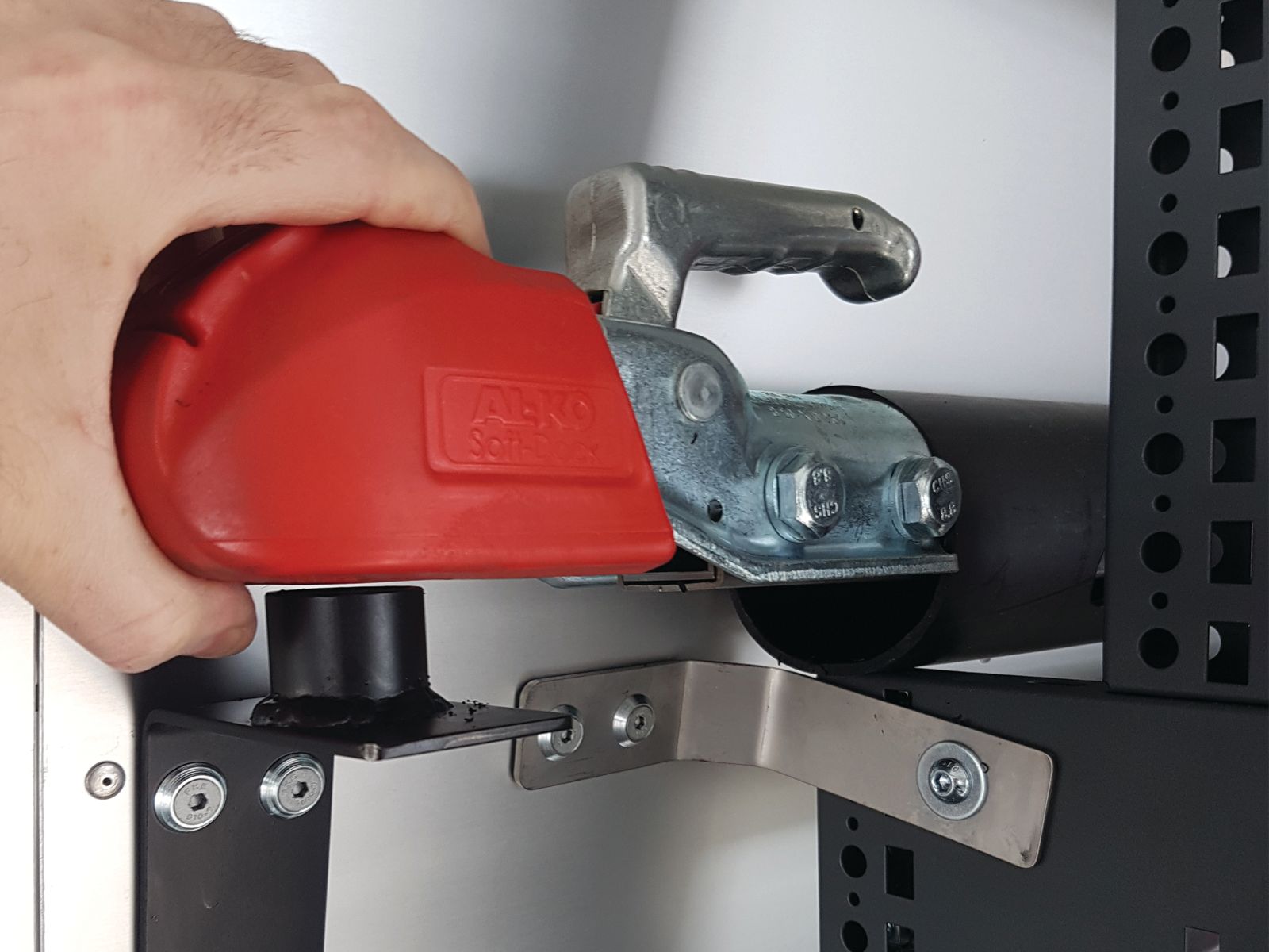 Eine Nahaufnahme einer Person, die einen roten Gegenstand hält