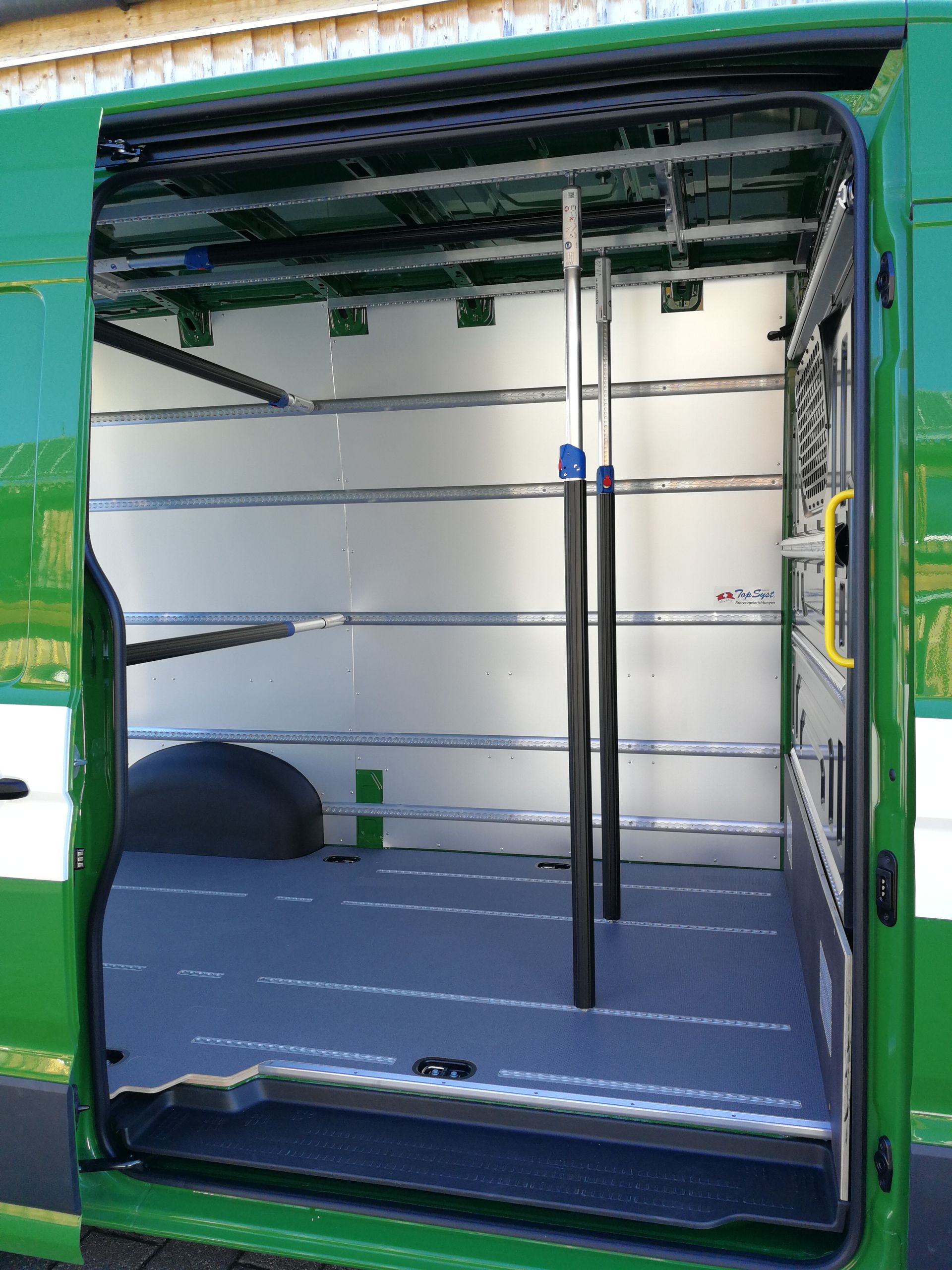 Das Innere eines grünen Lieferwagens mit offener Tür