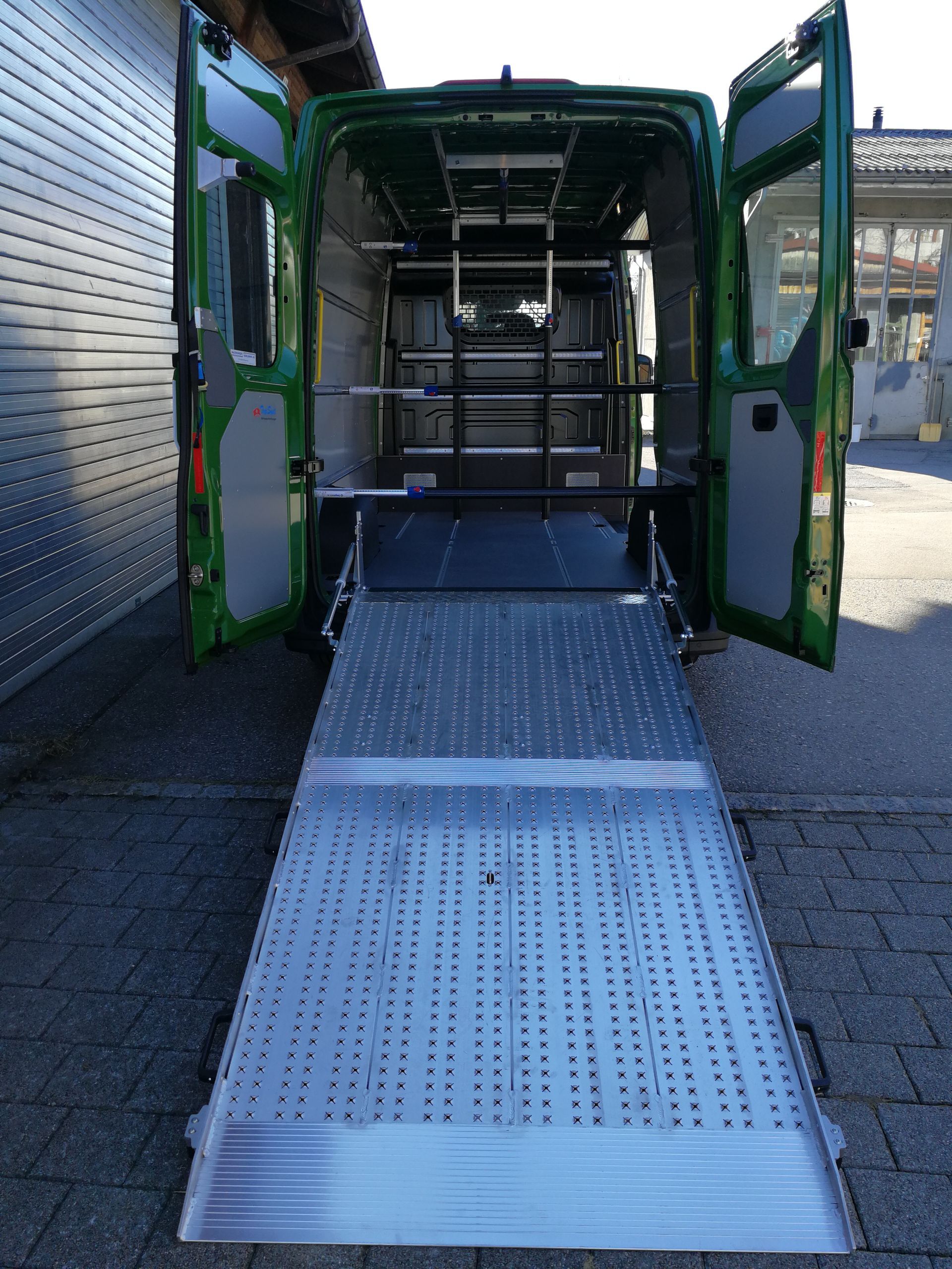 Ein grüner Lieferwagen mit einer Rampe auf der Rückseite