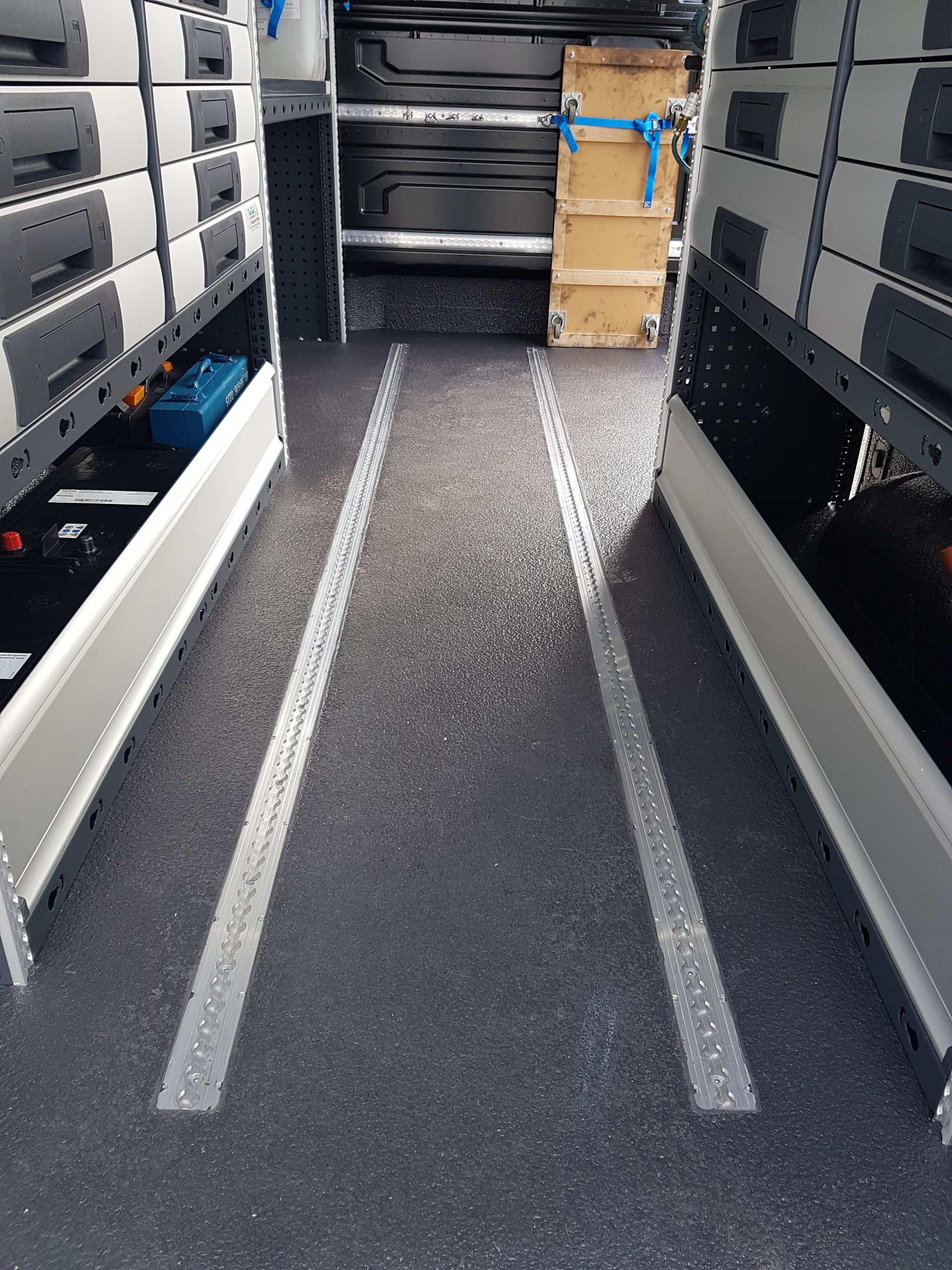 Das Innere eines Lieferwagens mit Regalen und Schubladen