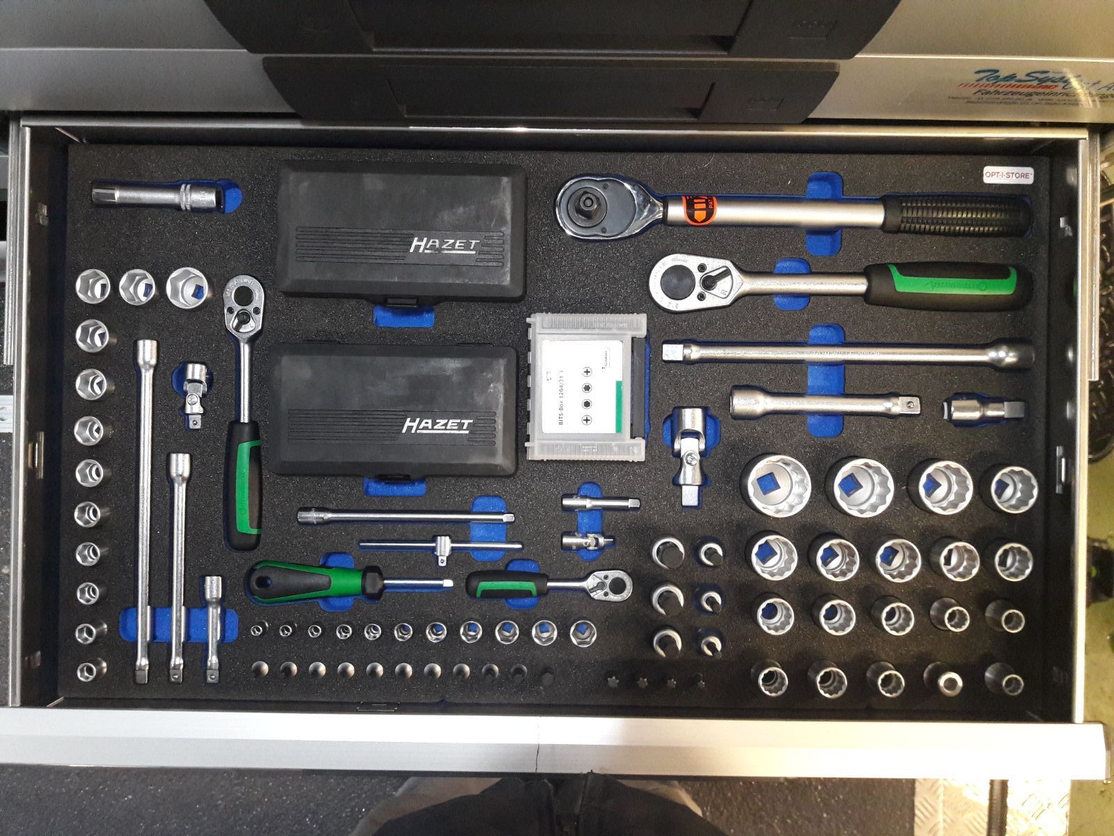 Eine Schublade voller Werkzeuge, darunter eine Ratsche und ein Schraubendreher