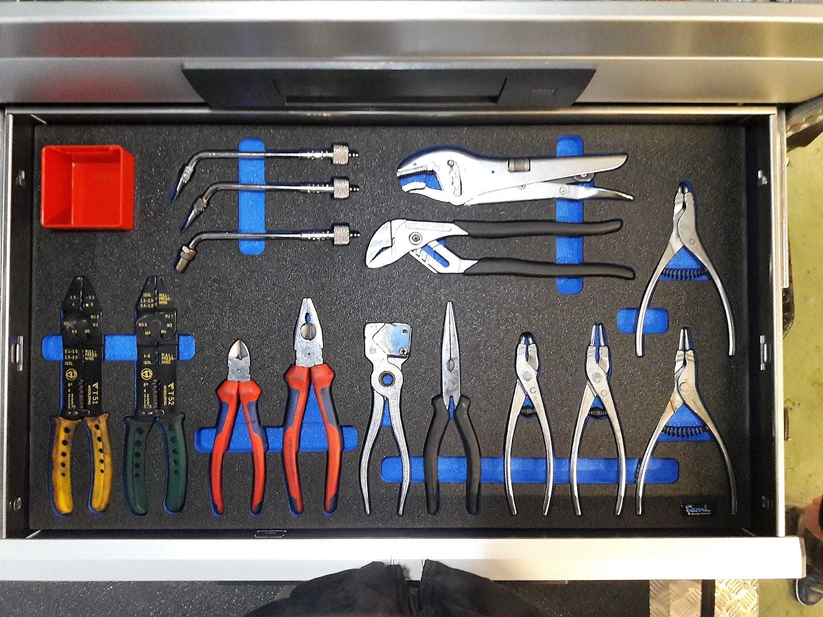 Eine Schublade mit verschiedenen Werkzeugen, darunter Zangen