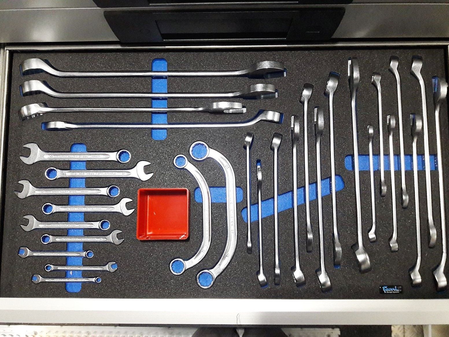 Ein Haufen Schraubenschlüssel sind in einer Schublade aufgereiht