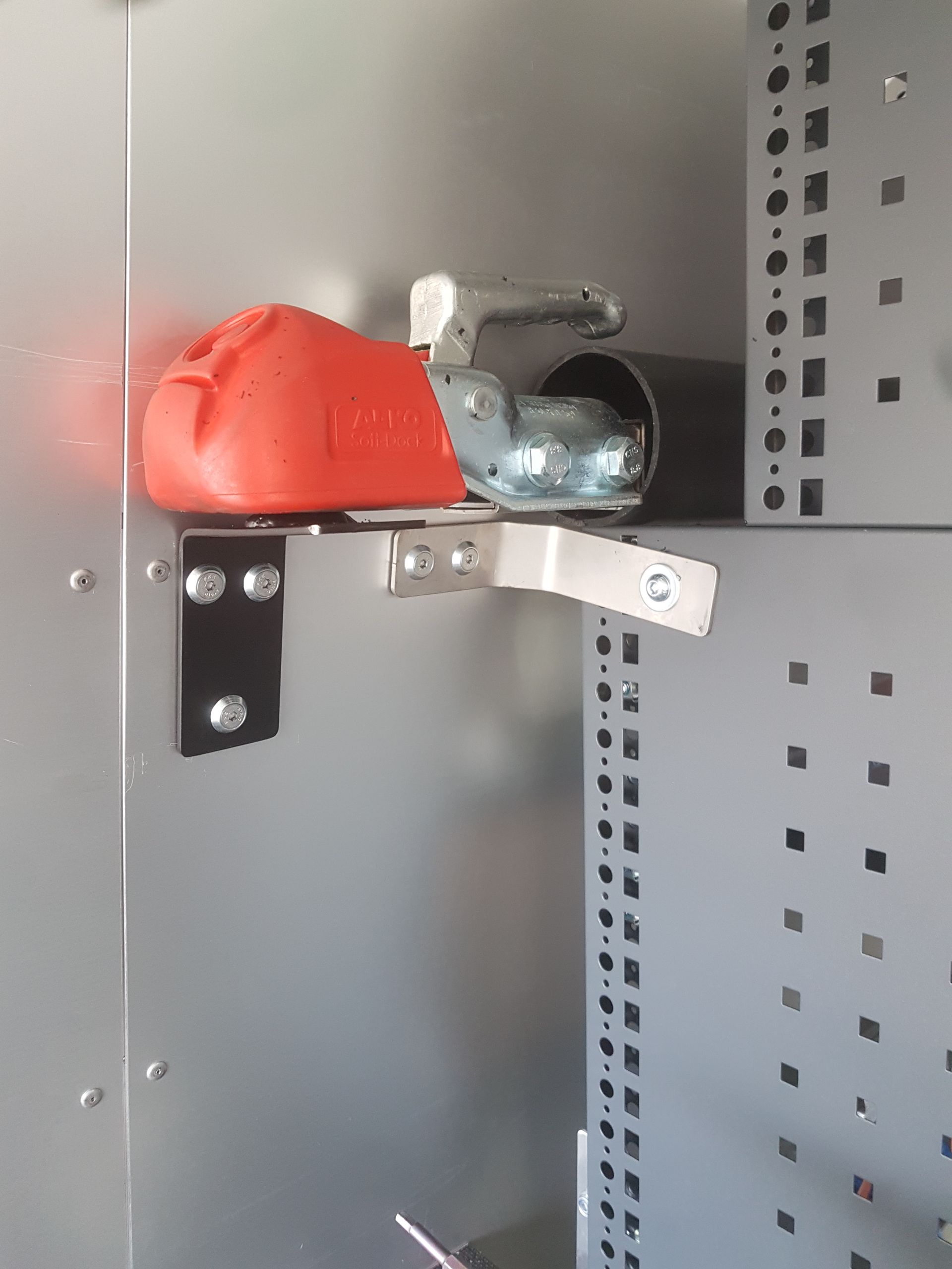 Ein Metallregal mit einem roten Gegenstand darauf