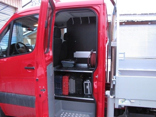 Ein roter Lieferwagen steht mit offener Tür