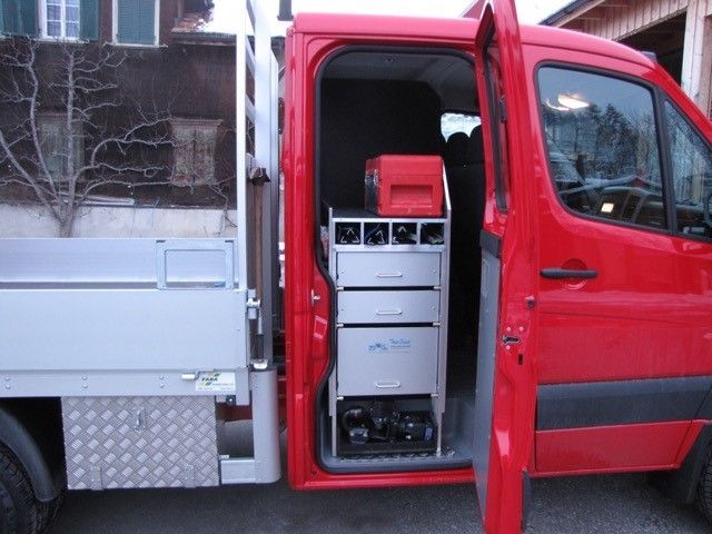 Ein roter Lieferwagen steht mit offener Tür