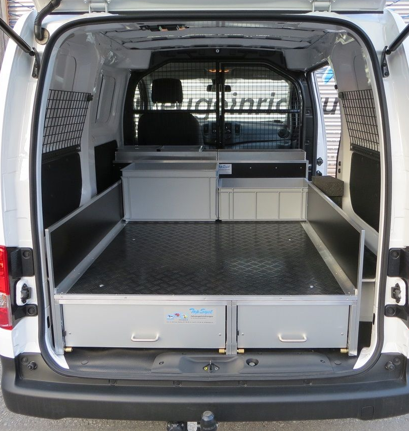 Die Rückseite eines weißen Lieferwagens mit offener Tür