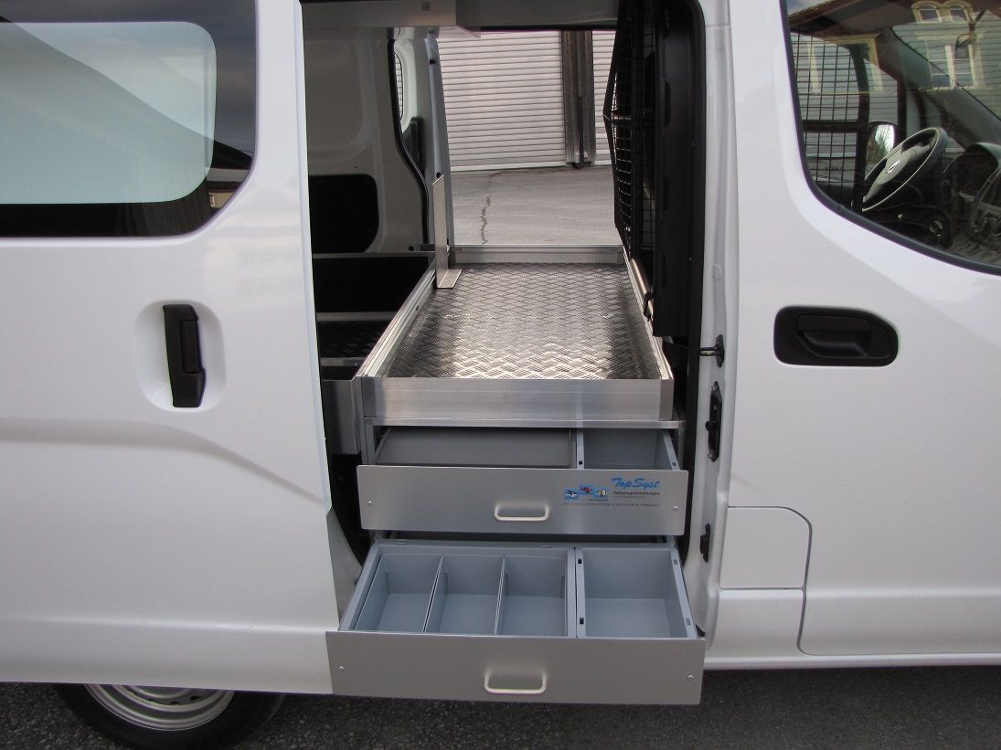 Ein weißer Lieferwagen mit Schubladen im hinteren Teil