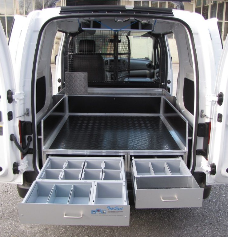 Die Rückseite eines weißen Lieferwagens mit offenen Schubladen