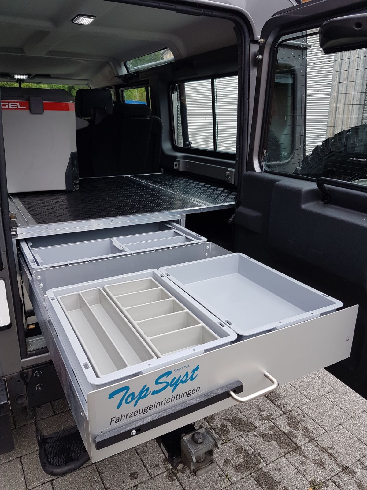 Ein Auto mit einer Schublade im Fond.