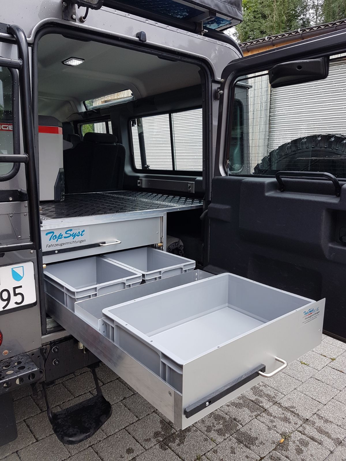 Der Rücken eines Verteidigers mit einer geöffneten Schublade.