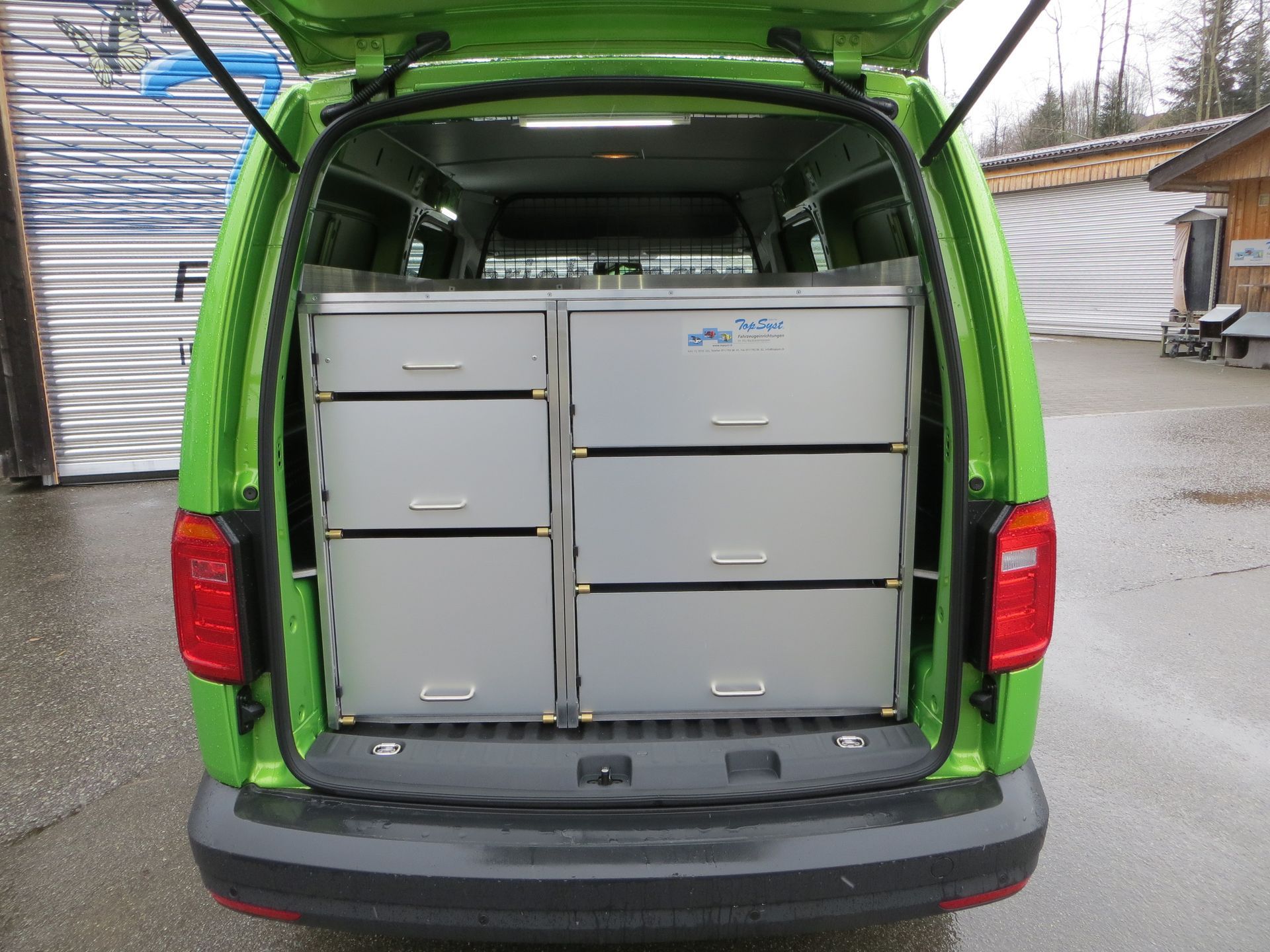 Die Rückseite eines grünen Lieferwagens mit Schubladen darin