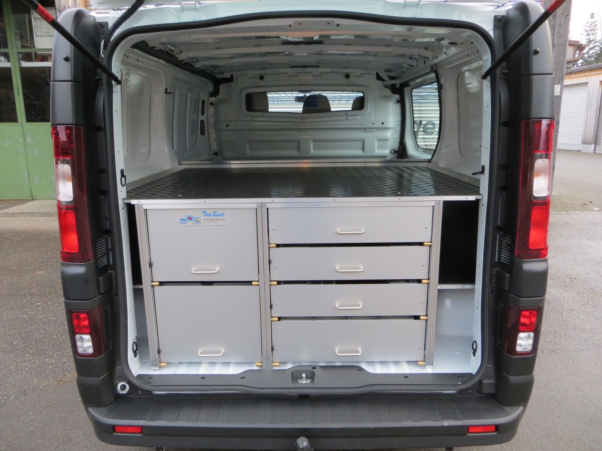 Die Rückseite eines Lieferwagens mit Schubladen darin