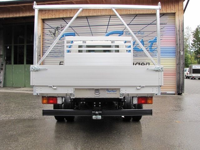 Ein Mann-LKW steht vor einem Gebäude