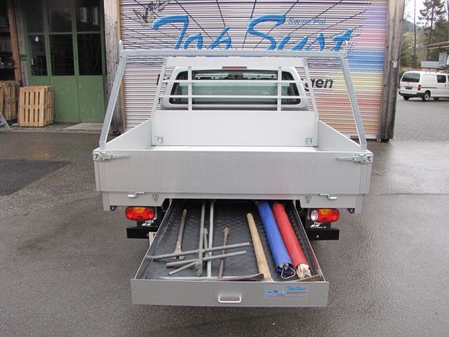 Ein LKW steht vor einem Schild mit der Aufschrift „Tab Start“