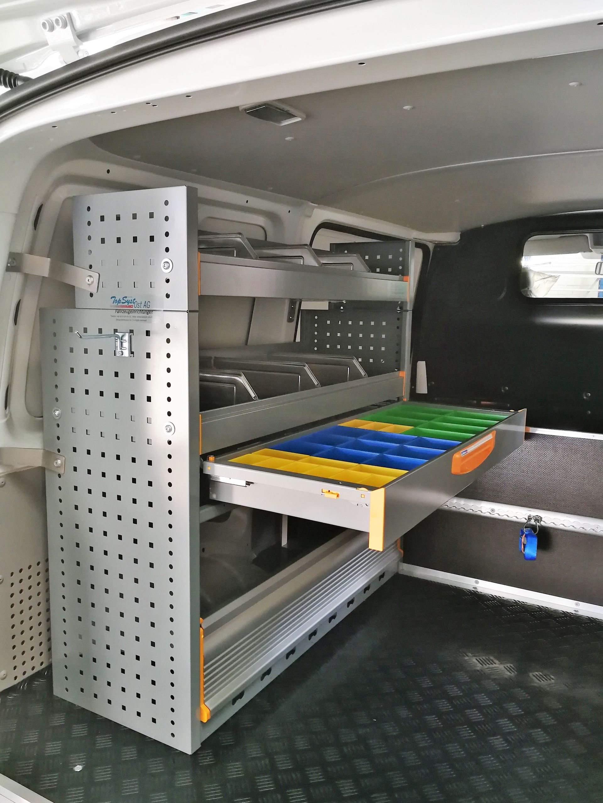 Das Innere eines Lieferwagens mit Regalen und Schubladen