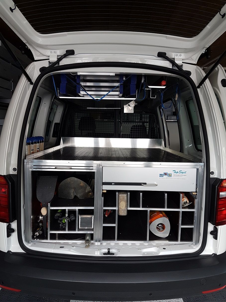 Die Rückseite eines weißen Lieferwagens mit offenem Kofferraum.