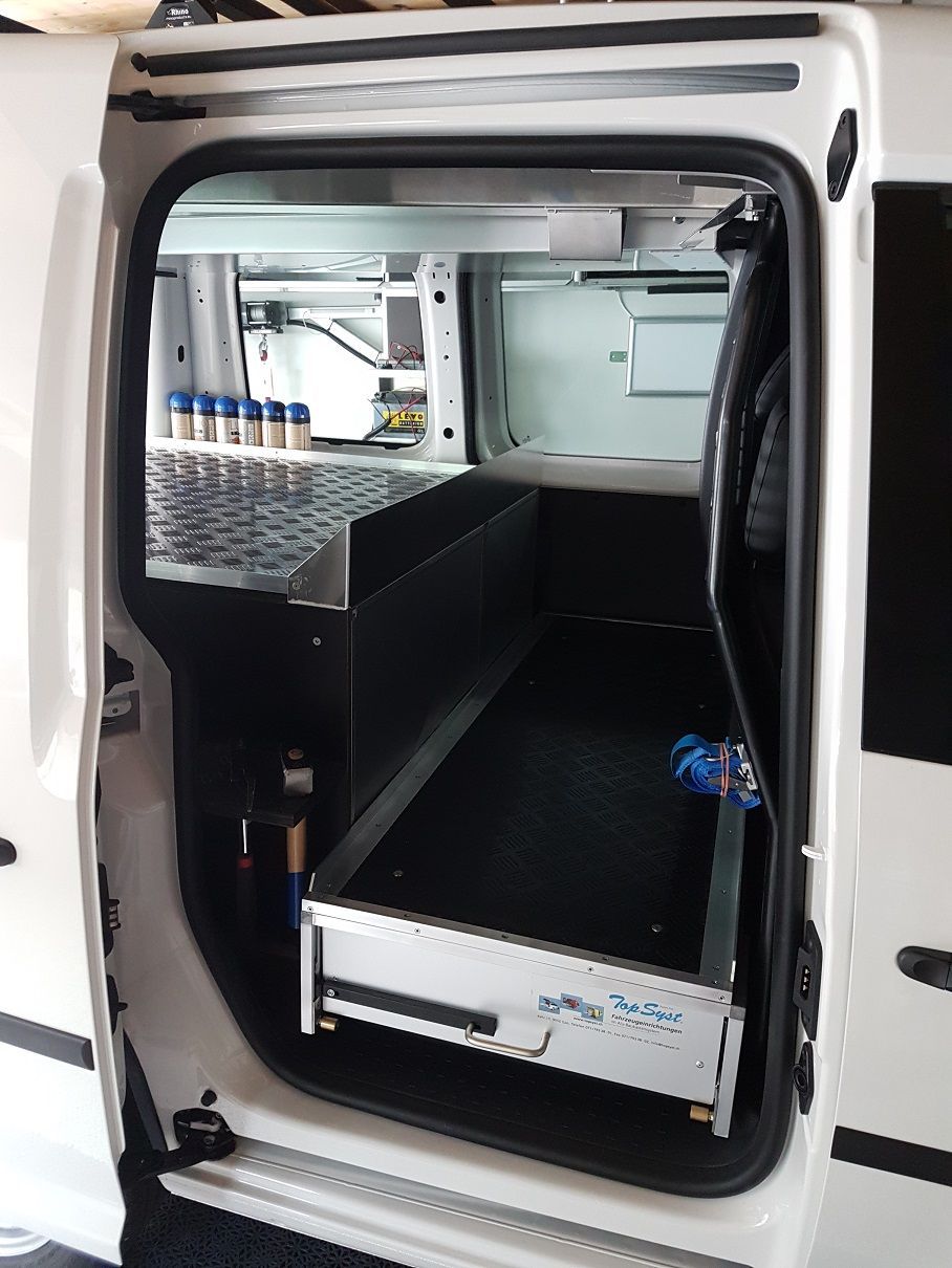 Das Innere eines weißen Lieferwagens mit einer Schublade darunter