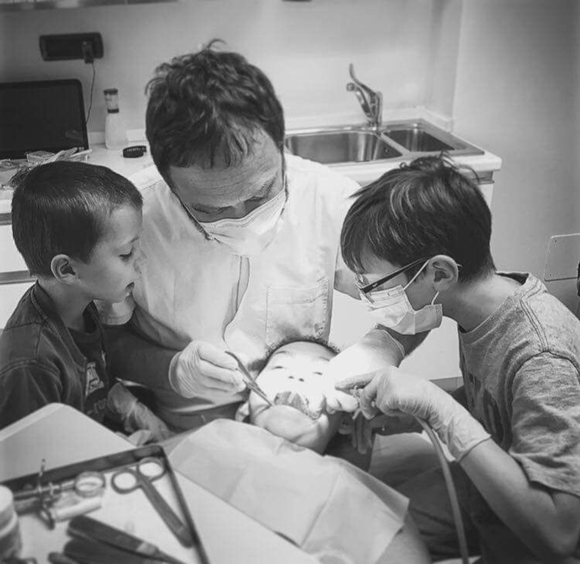 ortodontista con bambini