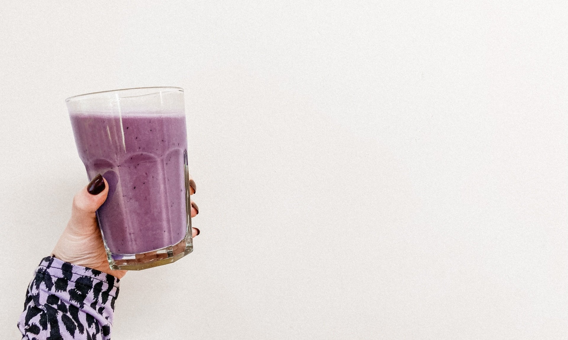 Een glas met paarse gezonde smoothie