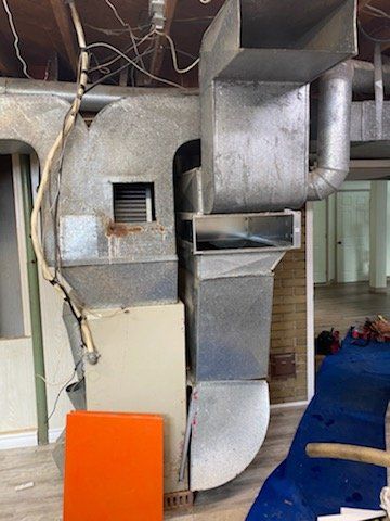 Une pièce avec beaucoup de tuyaux métalliques sortant du plafond.