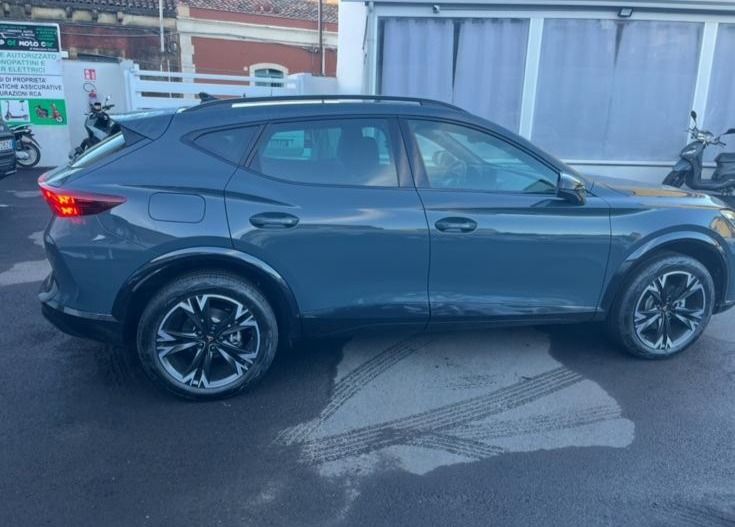 SUV blu parcheggiato fuori da un autolavaggio.