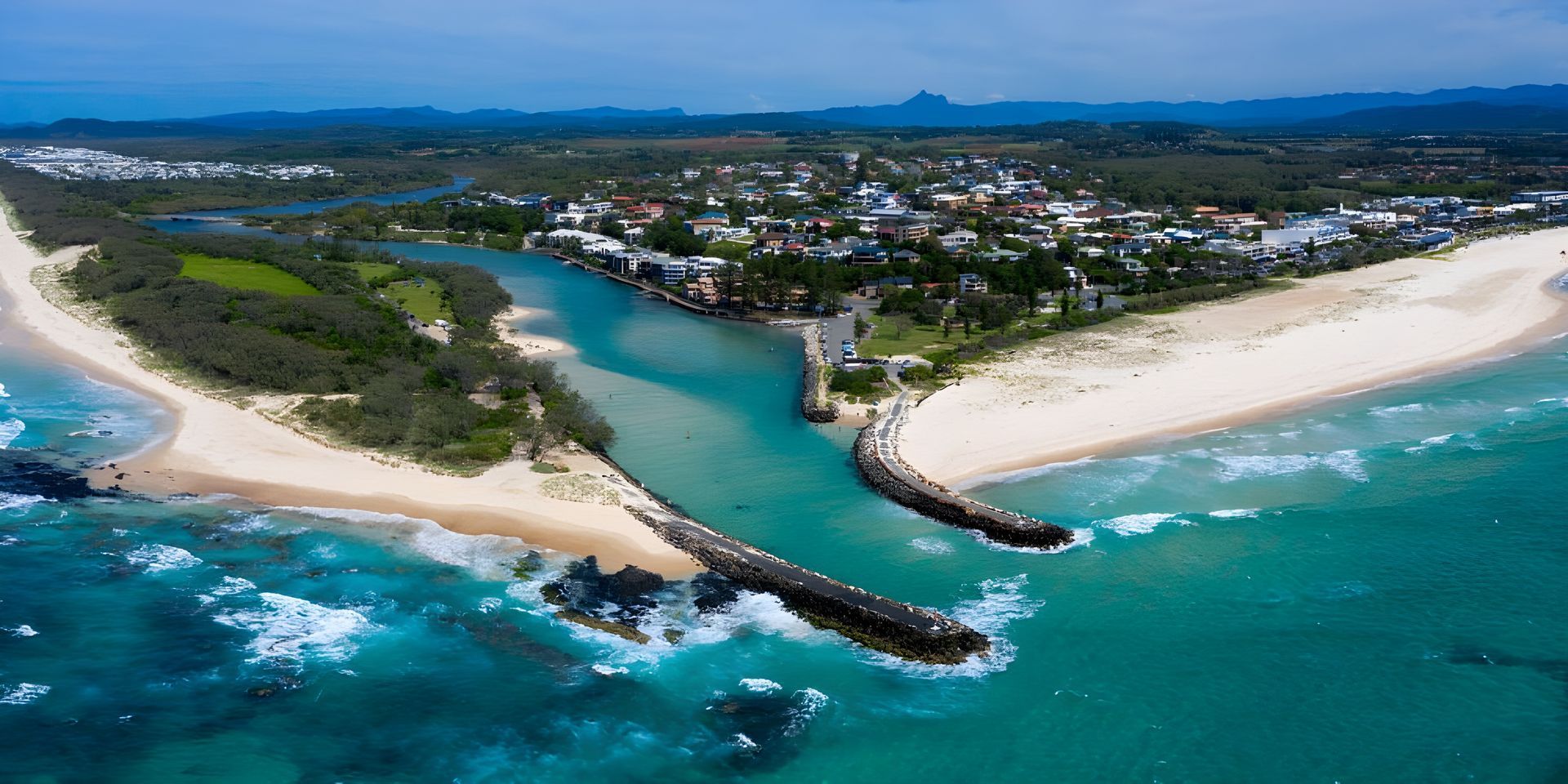 Aerial View of a Coastal Town With a River Meeting the Ocean. Turquoise Water, Sandy Beaches — Hasti Skips in Kingscliff, NSW