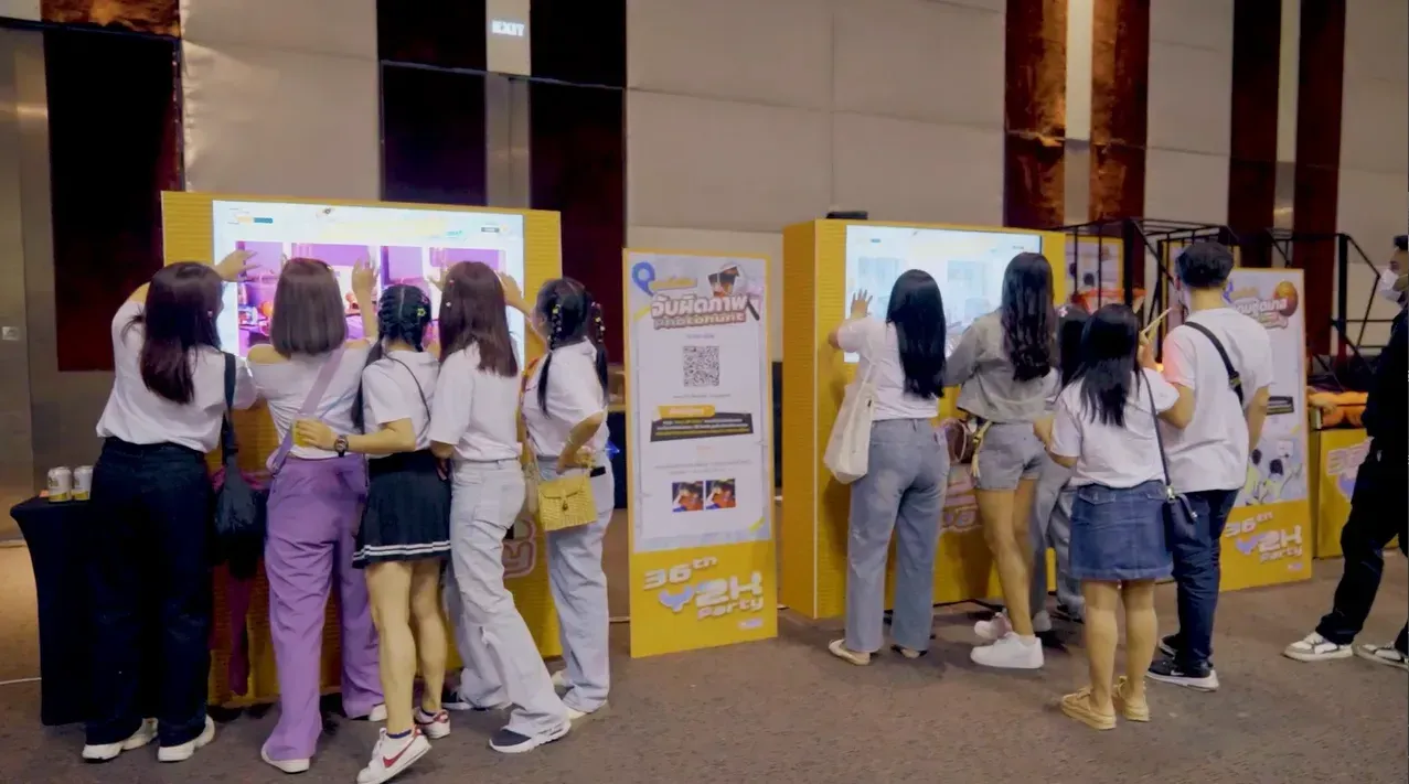 พนักงานสนุกกับเกมจับผิดภาพดิจิทัลในงานเลี้ยงบริษัท