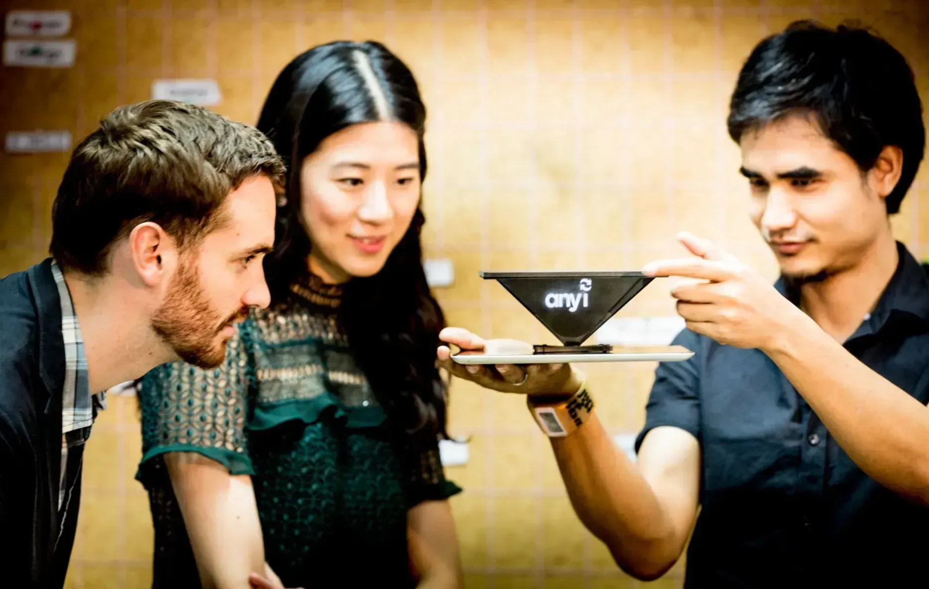 any i ผู้เชี่ยวชาญด้านเทคโนโลยี Interactive และอื่น ๆ ในการจัดอีเวนต์