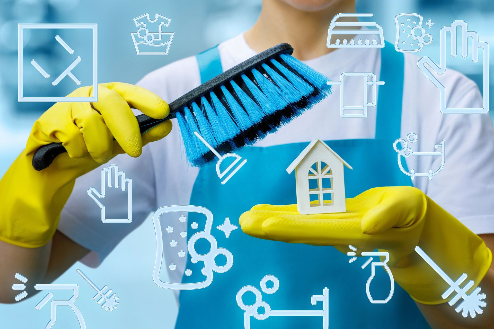 Prodotti per la pulizia: secchio, bottiglie, spruzzatori, spugne, mocio, scope e panni per la pulizia.