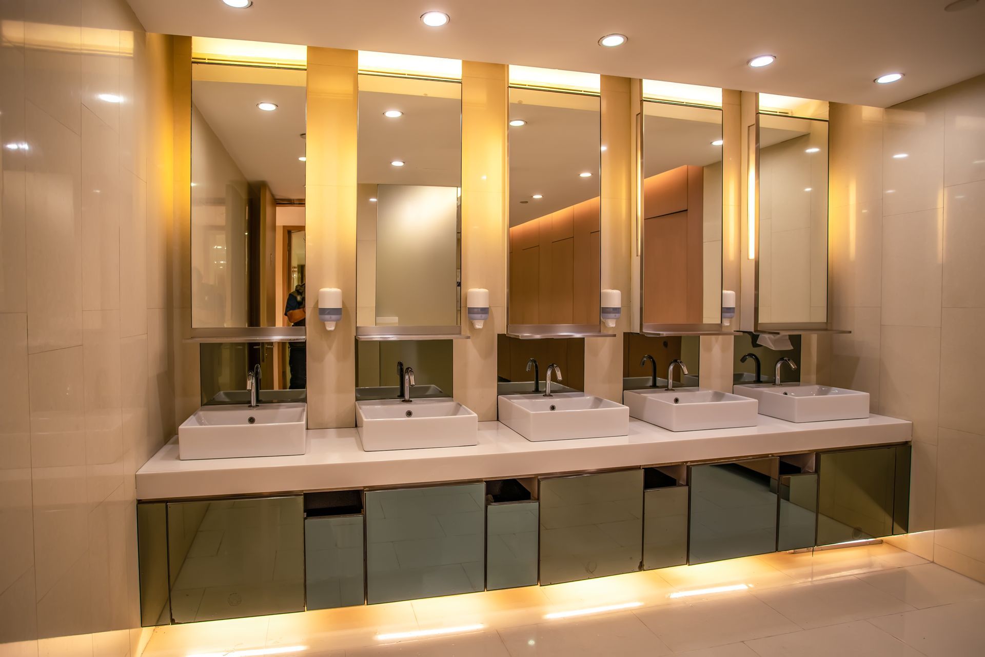 interior-view-modern-bathroom-hotel-mall-e0ca4521