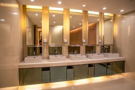 interior-view-modern-bathroom-hotel-mall-e0ca4521