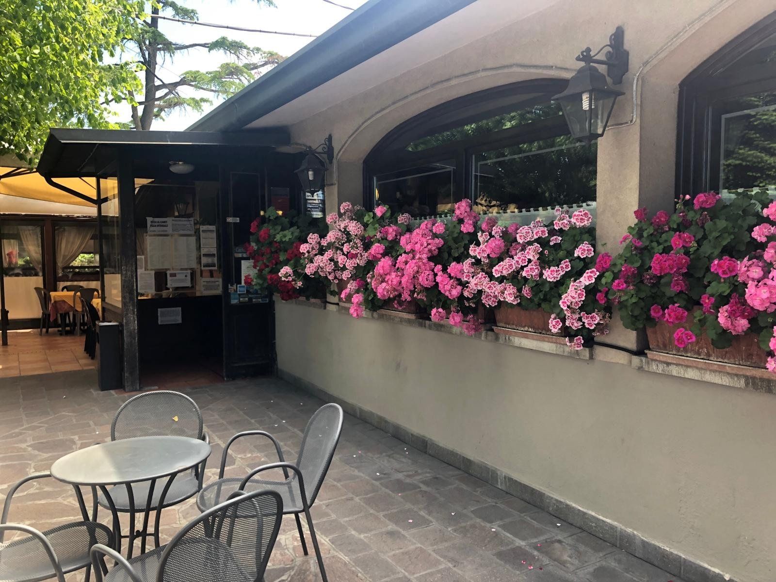 pizzeria con giardino esterno