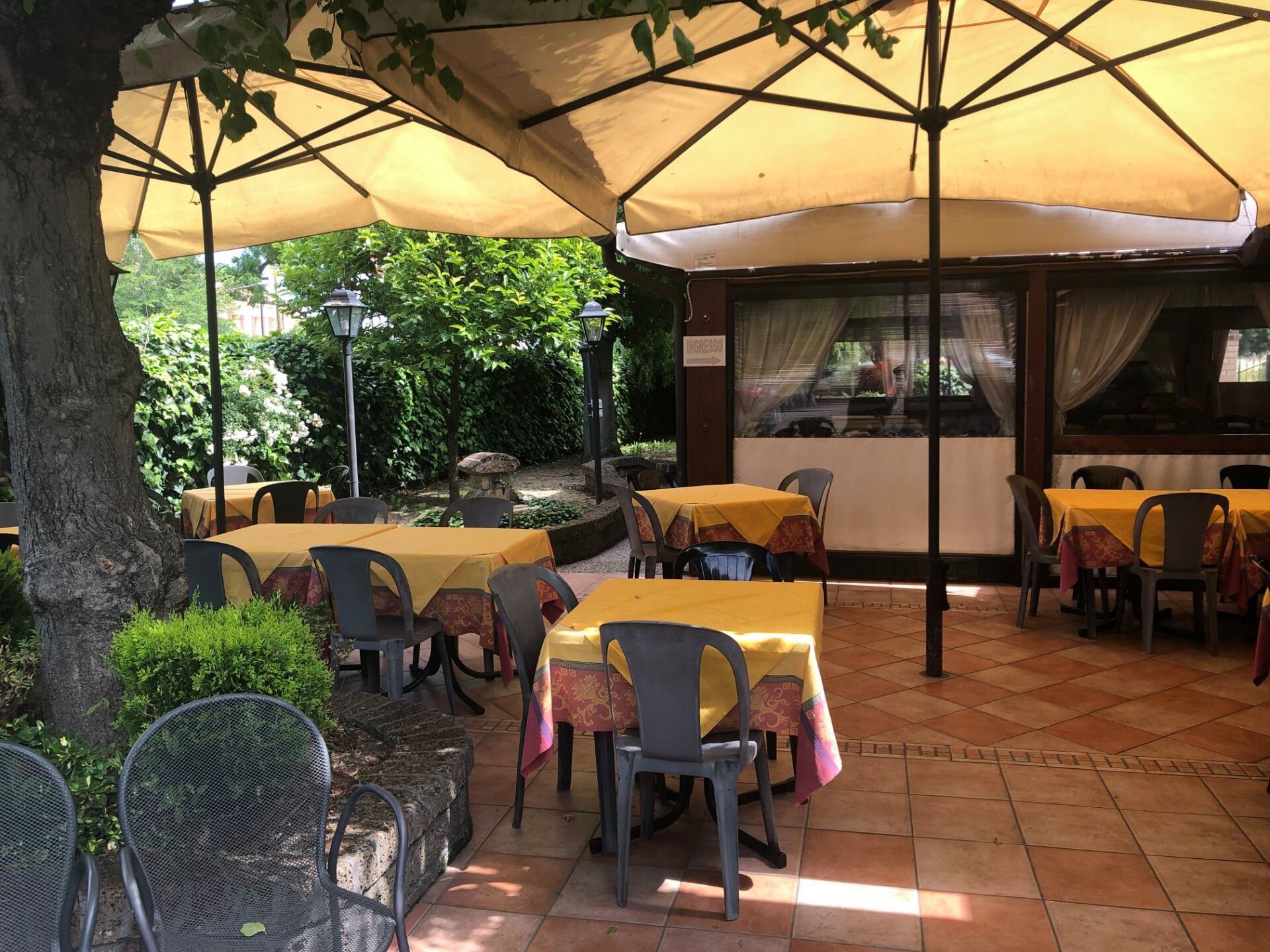ristorante con giardino esterno