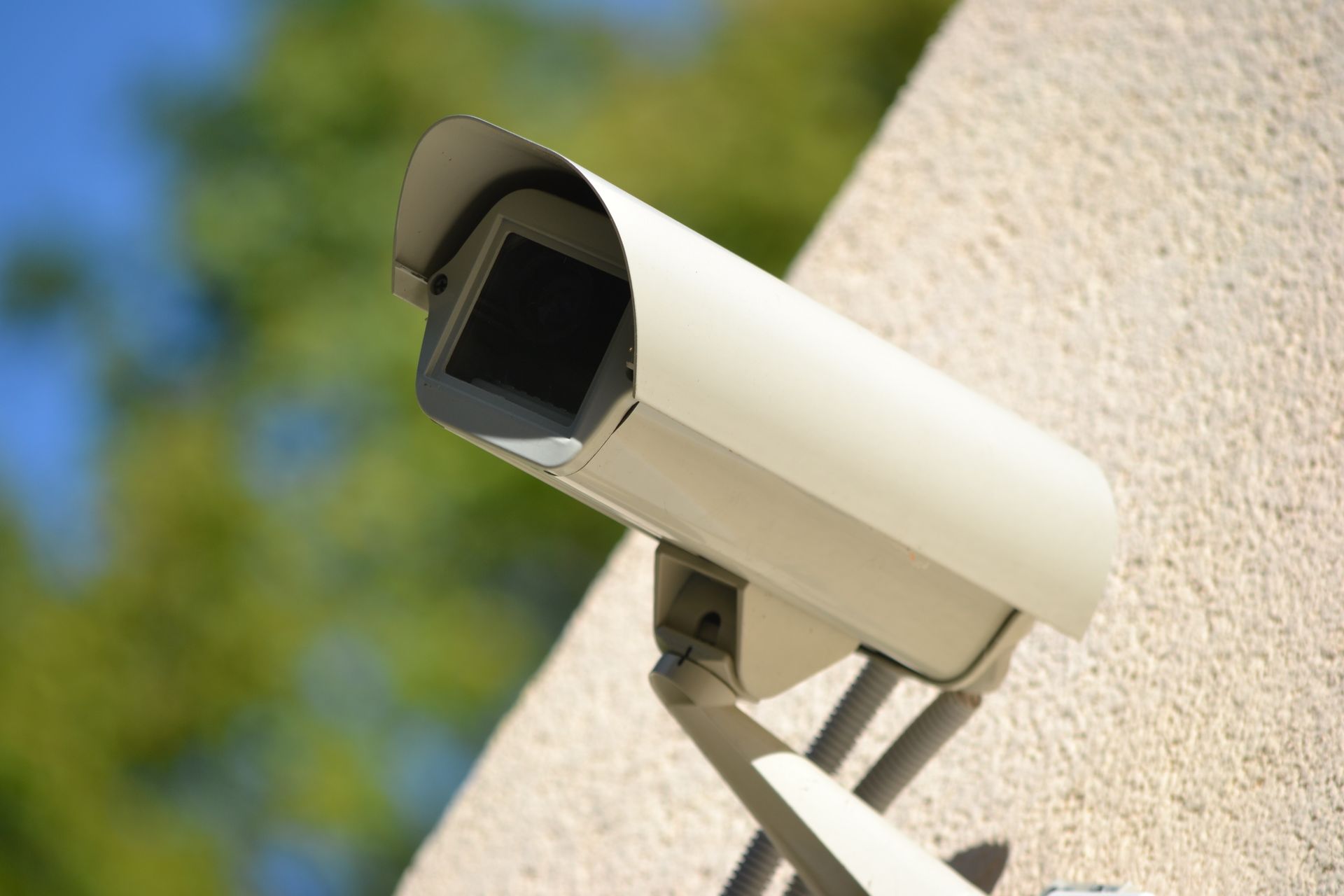 Una telecamera di sicurezza è montata sul lato di un edificio.