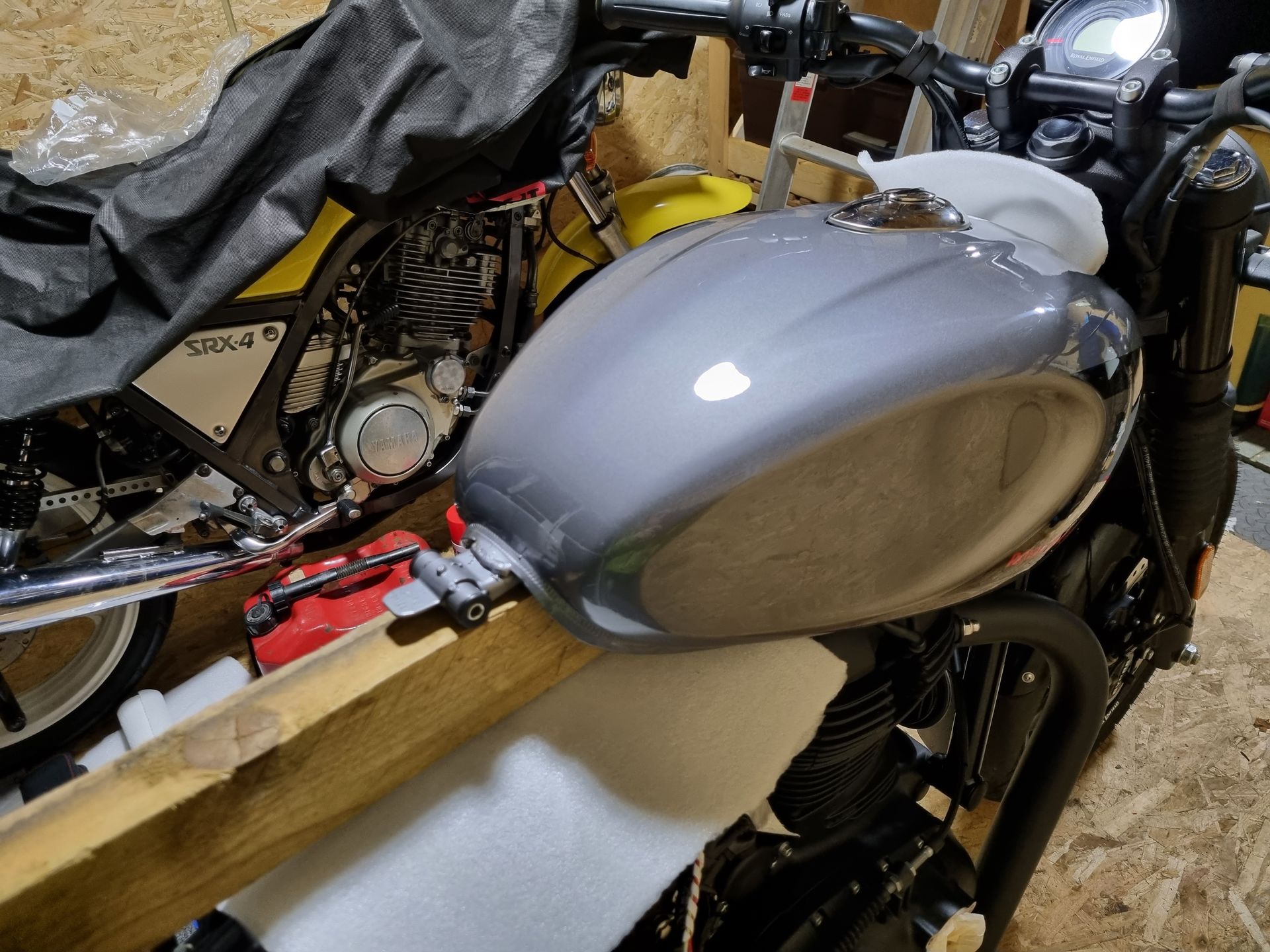Supporting Royal Enfield Hunter fuel tank to allow removal of connectors