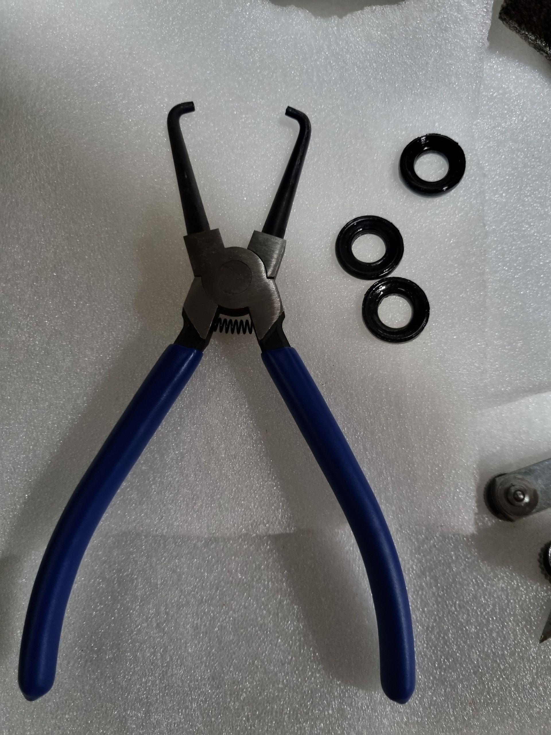 Fuel pipe coupling removal pliers