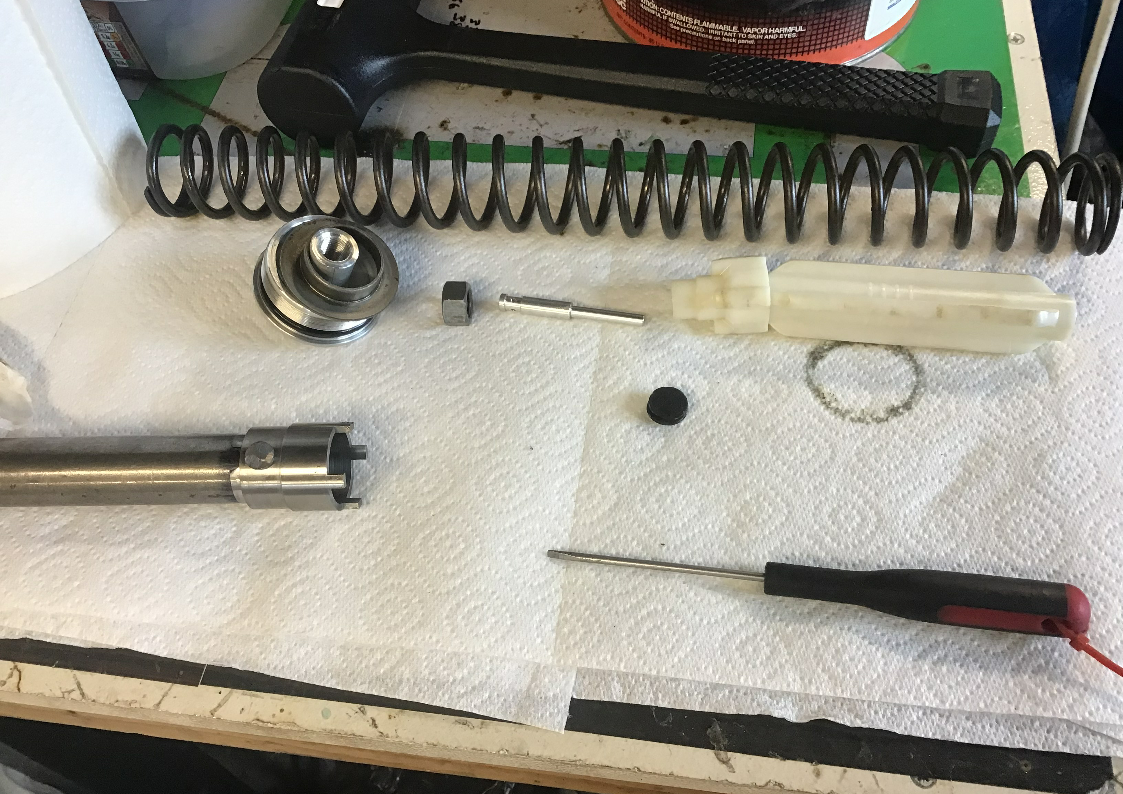Dismantling the YZ 125 front fork