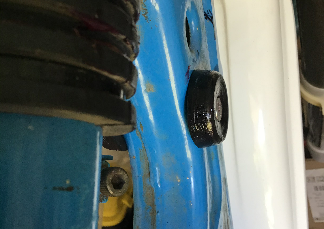 Petrol tank mounting rubbers