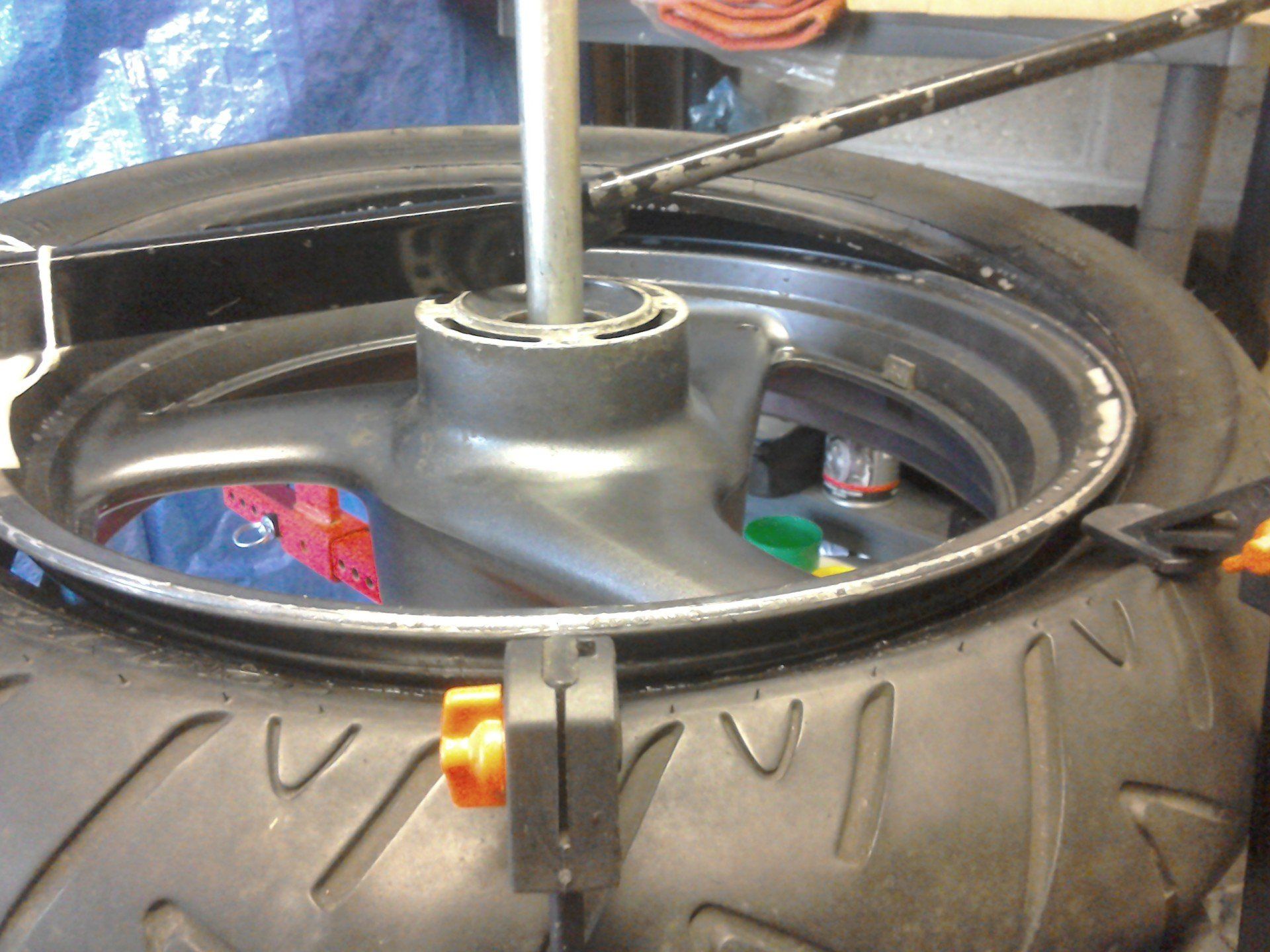 Using clamps to force tyre beads into the well