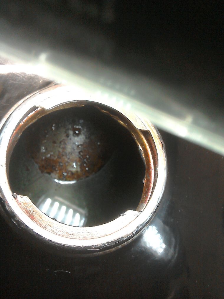 Cleaning petrol tank with rust remover