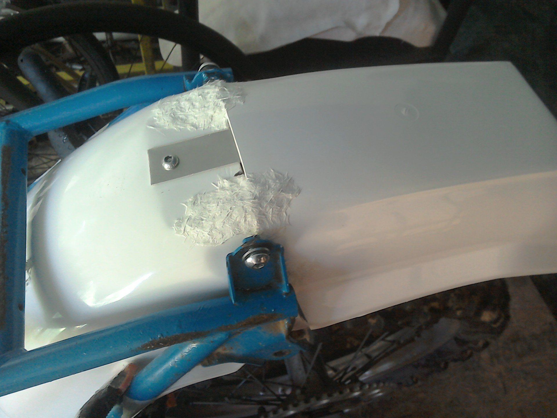 Temporary joining two mudguards together