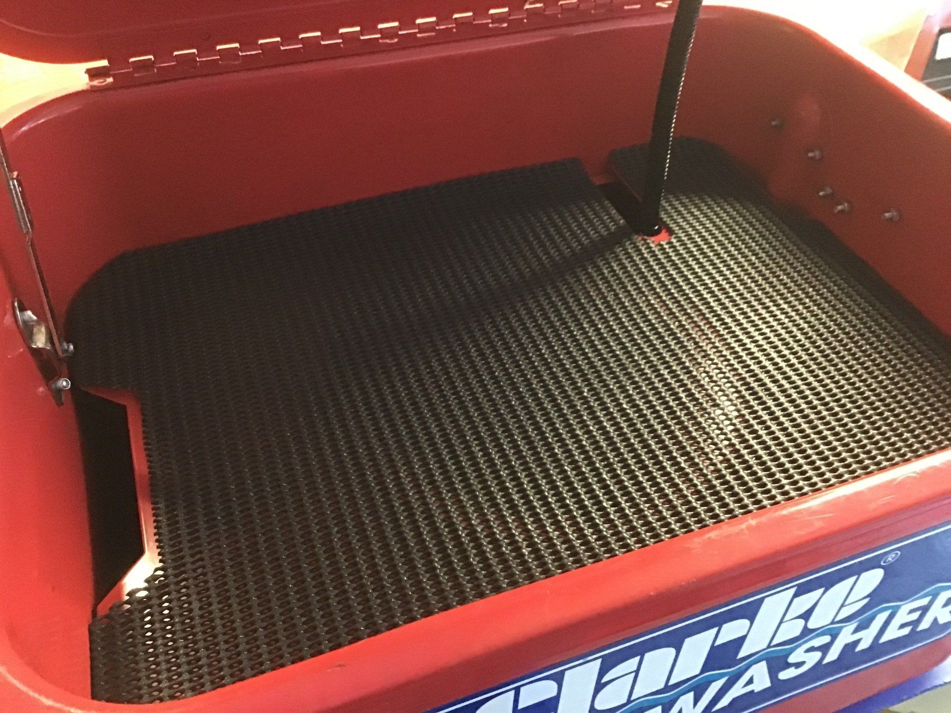 Grip mat in parts washer