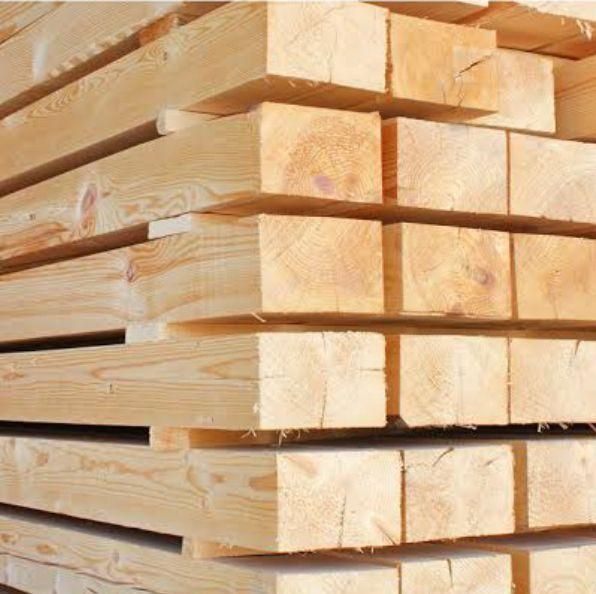 Un montón de bloques de madera apilados uno encima del otro