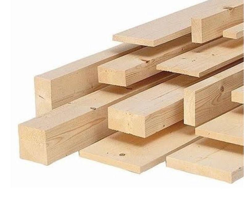 Un montón de tablas de madera apiladas una encima de la otra sobre un fondo blanco.