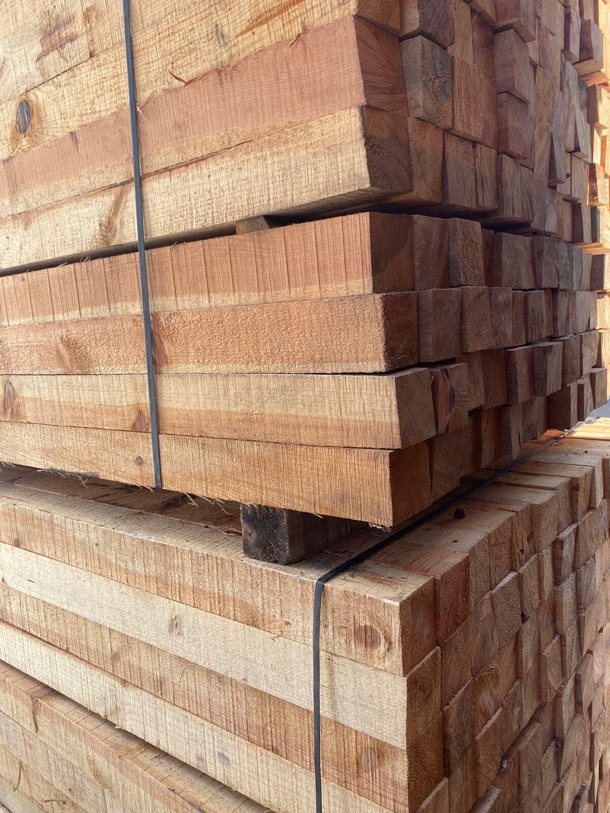 Un montón de bloques de madera apilados uno encima del otro.