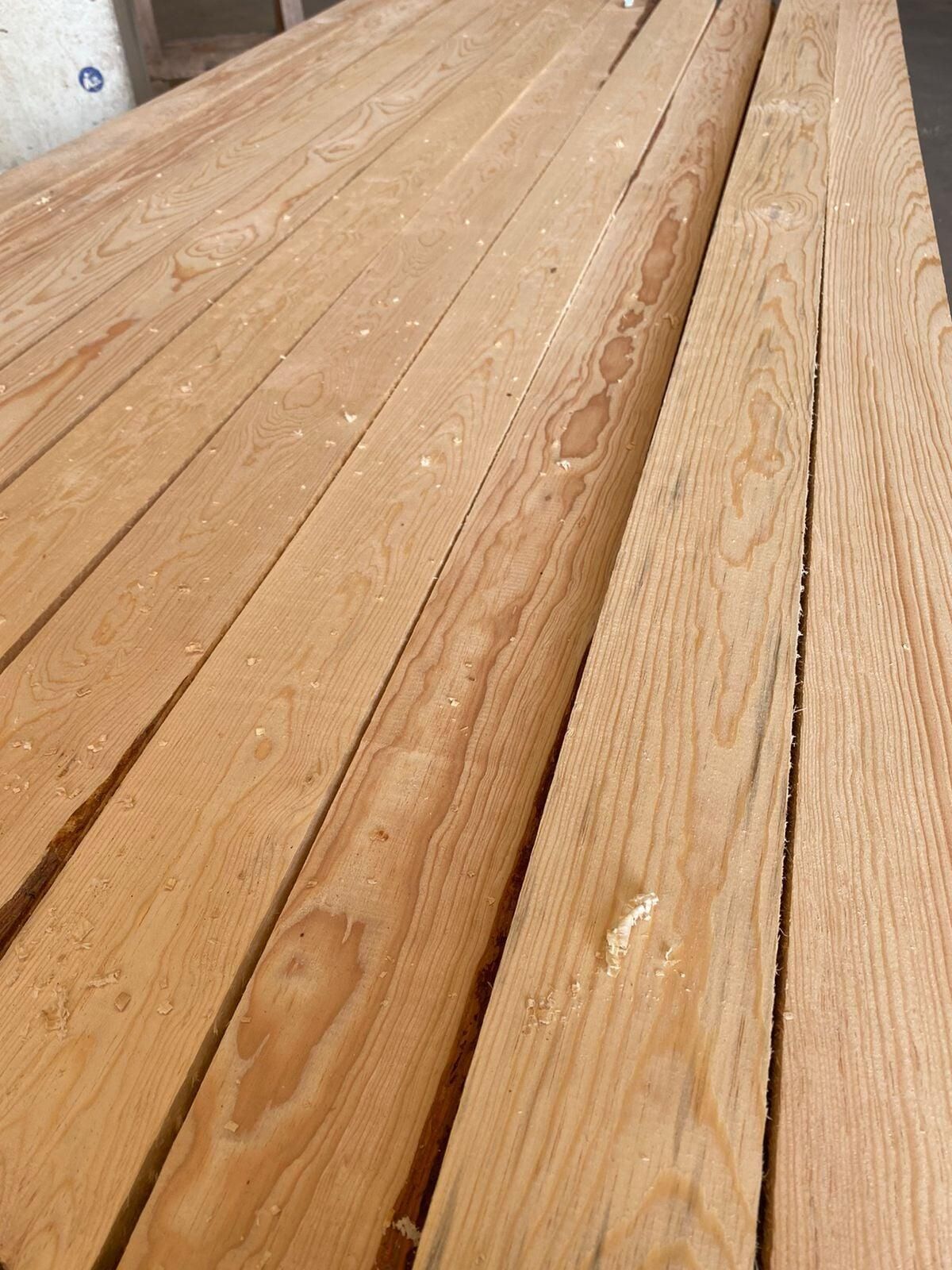 Una pila de tablas de madera colocadas una encima de la otra sobre una mesa.