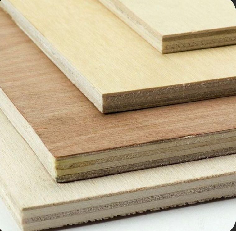 Tres piezas de madera contrachapada están apiladas una encima de la otra.