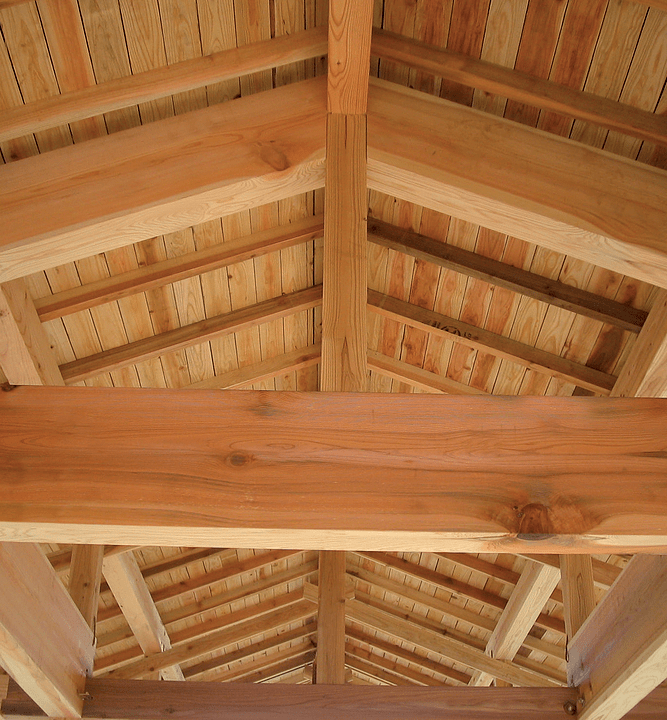 Un primer plano de un techo de madera con vigas