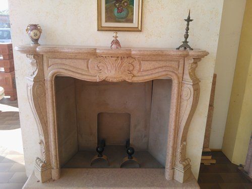 costruzione di camino di stile in marmo